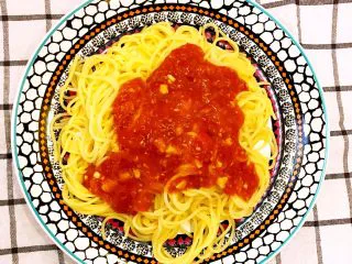 酸甜 & 辛辣 & 劲道 的意大利面,将意大利面酱淋在意大利面上,完成制作。口感酸甜,略带微微的辛辣,嚼劲十足。品尝后唇齿酥麻留香、食欲大增。