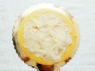 榴芒千层蛋糕,用抹刀抹一层榴莲泥上去!