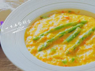南瓜蔬菜浓汤 宝宝辅食，胡萝卜+奶粉+芦笋,用面粉和牛奶做白酱替代了浓汤里常见的淡奶油，更加清爽不油腻。在很多人的印象里，西式浓汤虽然醇香，但背后都透着一个大写的高热量，因此我做的小小的改动，让浓汤依旧美味，但负担却大大滴减少。