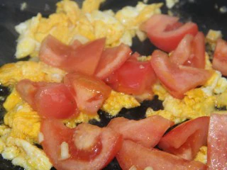 番茄鸡蛋通心粉,把鸡蛋和番茄一起炒