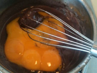 十分优秀de巧克力戚风蛋糕,加入5个蛋黄继续搅拌