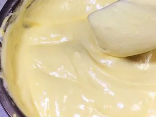 八寸戚风蛋糕,依然切拌均匀,这个过程尽量快一些。此时预热烤箱,150度10分钟