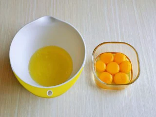 棉花蛋糕&不开裂不回缩方子,首先将6个鸡蛋的蛋黄与蛋白分离,剩下一个全蛋加入蛋黄中。