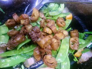 #老油条的青春#回锅油条炒腊肉,再放入炸好的油条节把腊肉和所有食材炒匀