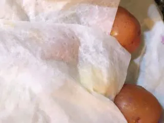 可以当零食又可以当主食的香煎小土豆,取两大张厨房纸包上小土豆,然后用水打湿厨房纸,放入微波炉加热2分钟,用筷子戳得穿就熟了,如果还是很硬再加热1分钟左右,(因为有大小,所以小的2分钟就已熟,剩下大颗的再继续加热或用筷子戳试)