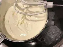 韩式—草莓蛋糕卷,打鲜奶油霜~ 将鲜奶油+砂糖⋯放在调理盆内,调理盆放入ㄧ大调理盆内,下面放冰块⋯用高速打发,这诀窍可帮助鲜奶油打发。 这款蛋糕的鲜奶油霜要打到9分发,鲜奶油体是能挺立状态。