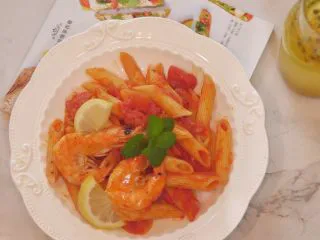 蕃茄意大利直筒面,装盘啦，加柠檬和薄荷搭配一下，是不是更有食欲？