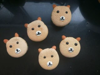 小熊纸杯蛋糕,依次画好，有一个开裂了，我就画了五个。