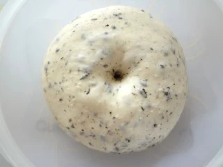  海苔芝士玛德琳咸面包,发酵完成后手指粘粉戳孔洞口不回缩不塌陷就可以了