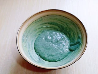 6寸蝶豆花戚风蛋糕,这样蝶豆花蛋黄糊就做好了,放在旁边备用。