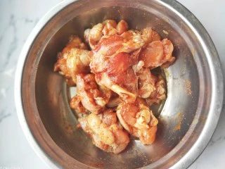 比外卖还好吃的秘制烤翅根,划好的翅根倒入3匙辣椒面，1匙酱油，2匙盐，一匙料酒，1匙黑胡椒，1匙耗油用手抓匀腌制3-4小时(中途每个半小时用手再次给翅根做个spa)备用。