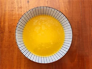 柠檬玛德琳甜甜圈,黄油隔水融化。