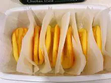 韩式—草莓蛋糕卷,烤好的蛋糕⋯等蛋糕稍凉,即可用蛋糕铲铲起来,轻轻的对折⋯放入刚剪好的烘焙纸内备用,如上图。