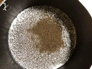 纯享红茶奶油蛋糕,牛奶加红茶粉煮沸即离火,茶渣可以保留,红茶牛奶➕茶渣一起取40g