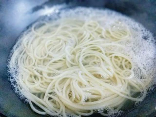 番茄肉酱意大利面＋虾仁＋烤肠,煮熟即可，时间大约8分钟。