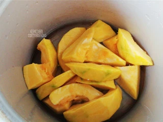 南瓜香肠意面,把南瓜去皮切小块放入锅中煮软或者蒸熟(个人喜欢放入高压锅加一点水煮软),煮熟后把多余的水倒掉把,把南瓜捣碎成泥状备用