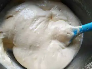 百香果蜂蜜纸杯蛋糕,用刮刀翻拌均匀