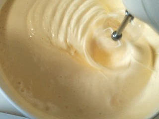 解决不消泡不塌腰完美de海绵蛋糕,要一边转圈一边打发。用高速。打到蛋液蓬松。