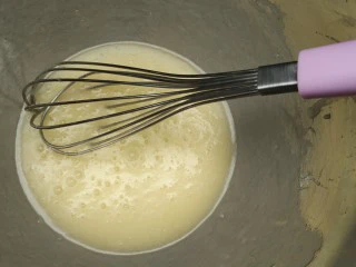 网红夏威夷果仁可可脆脆巧克力片 香港珍妮聪明小熊夏威夷果仁巧克力脆脆,3.用蛋抽混合至糖粉全部融化于蛋白里；