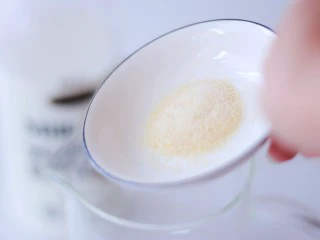 承味延世牛奶芒果布丁,加入吉利丁，粉糖粉搅拌均匀，