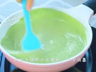 荷兰豆芦笋浓汤 宝宝辅食，土豆+牛奶,再倒入锅中小火煮开，二次消毒。