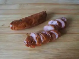 烤香肠蔬菜沙拉,冷却后切片