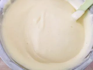 银耳戚风蛋糕,全部翻拌混合均匀。