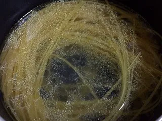 黑椒牛排炒意面,放入意面煮8-10分钟，面能用手掐断即可。