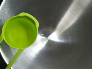 爆浆抹茶冰心面包,在盆中加入70ml清水，夏天替换成等量冰水