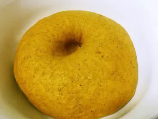 平底锅高钙小馒头,放在盆里，盖上盖子或覆上保鲜膜，静置发酵至原来的两倍大时，发酵完成。