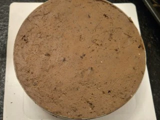 最经典浓郁巧克力奶酪蛋糕,再盖上一层蛋糕，再挤上一层奶油。表面磨平进冰箱冷藏八个钟头以上。