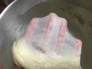 北海道吐司（70%冷藏中种）,厨师机揉面15分钟就可以拉出手套膜
