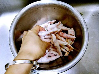 ~泡椒凤爪~,反复揉搓抓洗3分钟。小心骨头划伤手。 洗好泡凉水备用。