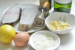 香煎杏仁鳕鱼,准备材料,洋葱切碎,鱼肉洗净控干表面水份。
