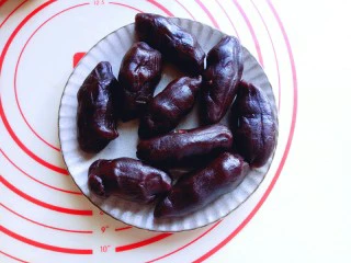 #甜味#毛毛虫豆沙面包,准备好豆沙馅，我是买的豆沙馅，使用自己做的也可以。