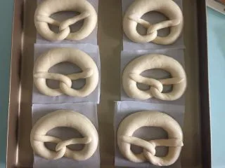 德国碱水面包普雷结,放入冰箱冷冻2小时以上,隔夜也可以