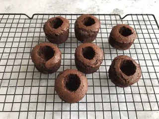 脏脏杯子蛋糕,巧克力蛋糕用勺子挖个洞