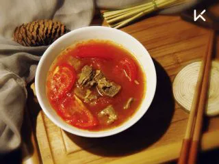 能给你多巴胺的「他」★牛肉西红柿汤,据说西红柿可以直接刺激味蕾,产生更多的多巴胺,所以西餐里很多美食,都是明目张胆或者偷偷的放进去了番茄,比如意大利面,披萨,汉堡,或者薯条。中式菜系,大神们也是深知西红柿的妙用,所以牛肉炖西红柿,西红柿打卤面,西红柿炒鸡蛋,糖醋排骨,好多好多菜里都有它的身影。