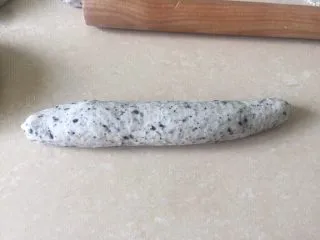 佛系养生黑芝麻辫子面包,第十四步:翻面横过来自上而下的卷起来