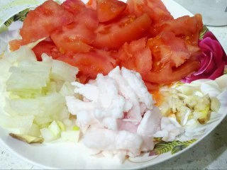 黑椒牛肉意面,洋葱，肥牛肉，西红柿去皮，蒜分别切好。