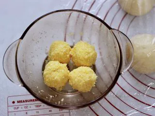 椰蓉奶香面包圈,把搅拌好的椰蓉馅用手揉成4个圆球。