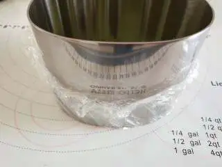 抹茶荔枝慕斯蛋糕,Kitty慕斯圈底部先包一层保鲜膜,然后放一片抹茶蛋糕片!