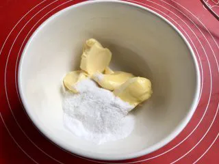 法式抹茶莎布雷酥球,加入糖粉。