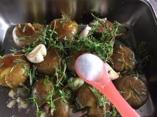 意式烤小土豆,少许盐（稍微用手指头均匀撒入）