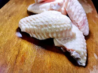 鸡翅酿地瓜泥,翅中洗净