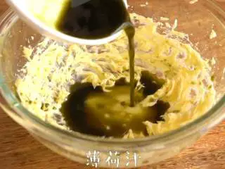 清新香气【薄荷饼干】简单又美味,加入薄荷汁,稍微搅打均匀即可,否则会油水分离