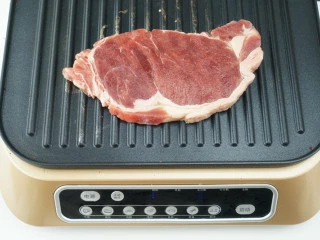 #东菱牛排机测评#爱是几分熟，我只要五分就好,接下来趁着余温，跟上面一样的操作我们再把同样的第二块、第三块西冷牛排（分次操作）放上去，这块先做成7成熟。 