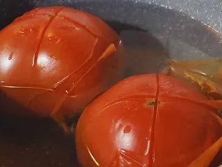 牧羊人派(Shepherd’s pie),番茄顶部划十字刀口,烧一锅开水,把番茄放进去,盖盖嫩几分钟。皮很快就裂开了。