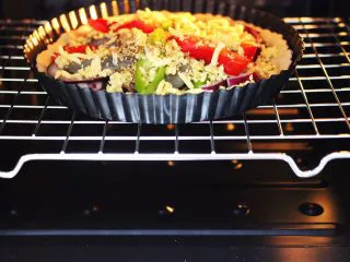 海虾杂蔬披萨,烤网放入烤箱中层,把做好的披萨放在烤网上。