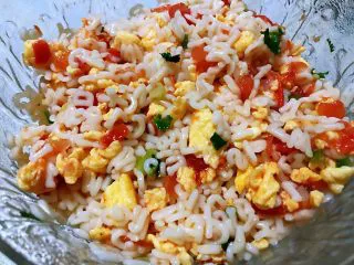 番茄鸡蛋拌意面,炒好的番茄鸡蛋和意面拌均匀